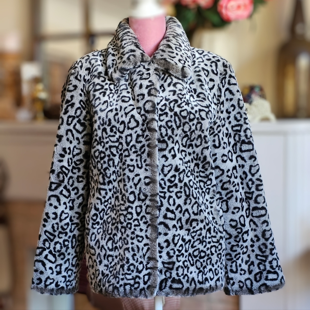 Amanda Collection women's faux leopard fur swing jacket. Size small.